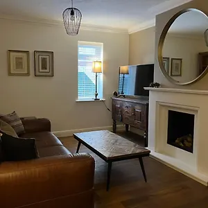  Holiday home Stunning W Fireplace, Private Parking, And Garden